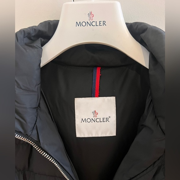 MONCLER ladies down jacket. Removable hood. - Picture 6 of 8